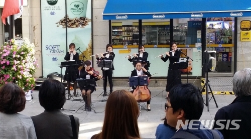 【서울=뉴시스】서울 강남구 압구정로데오 거리 공연 모습. 2019.01.27. (사진=강남구 제공)