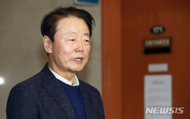 【서울=뉴시스】홍효식 기자 = 자유한국당 전국위원회 겸 전당대회 의장인 한선교 의원이 27일 오전 서울 여의도 국회 본청 정론관에서 2.27 전당대회 후보자 자격 논란에 대한 입장 기자회견을 마친 뒤 취재진 질문에 답하고 있다. 2019.01.27.&nbsp; yesphoto@newsis.com