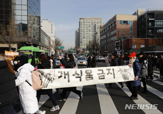 【서울=뉴시스】최동준 기자 = 전국동물활동가연대 등 동물 단체 회원들이 27일 서울 안국역 인근에서 개. 고양이 도살금지법 제정을 촉구하며 청와대로 향하고 있다. 2019.01.27. photocdj@newsis.com