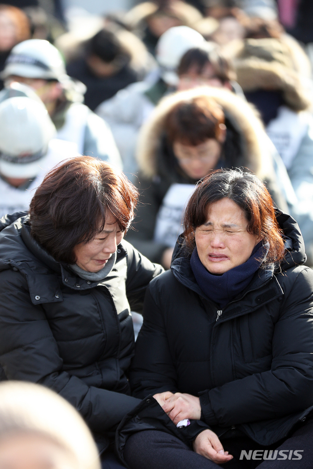 【서울=뉴시스】김병문 수습기자 = 고 김용균 어머니가 27일 오후 서울 종로구 광화문광장에서 49재를 맞아 열린 6차 범국민추모제에 참석해 눈물을 흘리고 있다. 2019.01.27.  dadazon@newsis.com