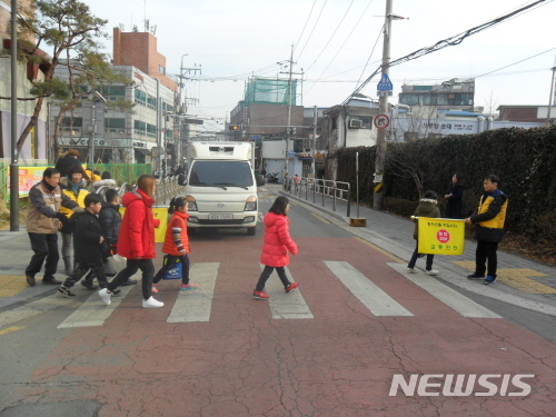 【서울=뉴시스】서울 성동구 교통안전지킴이 활동 모습. 2019.01.28. (사진=성동구 제공)