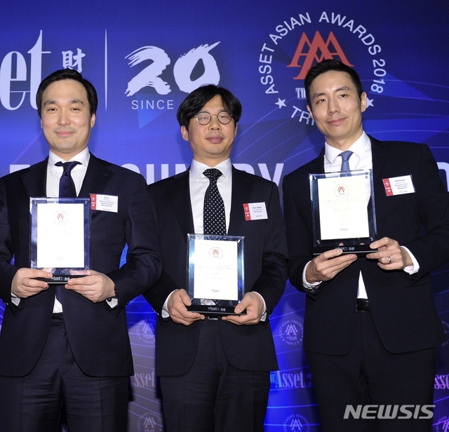 【서울=뉴시스】 김용환 맥쿼리코리아오퍼튜니티즈운용 대표(왼쪽)와 한은석 SK텔레콤 상무(가운데), 김남선 맥쿼리 상무가 지난 24일 홍콩에서 열린 더 에셋 트리플 에이 컨트리 어워드에서 '2018 한국 베스트 인수합병(M&A) 부문'을 수상한 후 기념촬영에 응하고 있다.(사진=맥쿼리증권 제공)