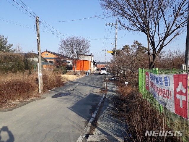 【전주=뉴시스】한훈 기자 = 전북 전주시 도도동 도도마을 입구. 이 마을은 전주항공대대와 인접해 소음 등 영향으로 이주대상에 포함돼 있다. 마을에는 현재 19가구(42명)가 거주하고 있다. 2019.01.28. photo@newsis.com