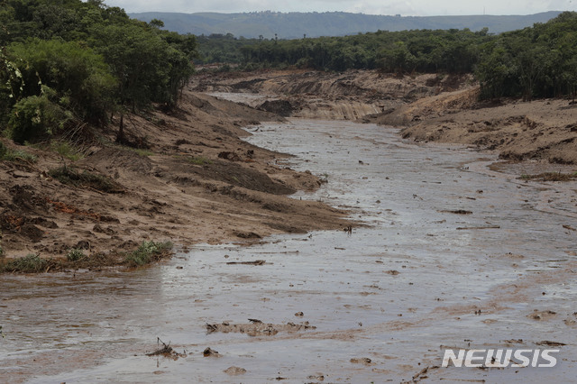 【브루마디뉴(브라질)=AP/뉴시스】27일 철광석 폐기물 저장댐이 무너져 쏟아져 흐른 폐기물로 무너진 호텔이 있던 자리가 진흙으로 뒤덮혀 있다. 브라질 관리들은 또다른 댐이 붕괴될 위험이 있다며 살아 있을지 모를 실종자들에 대한 수색을 중단한다고 이날 밝혔다. 실종자들의 생존 소식만을 애타게 기다리던 가족들은 분노해 괴로워 하고 있다. 2019.1.28