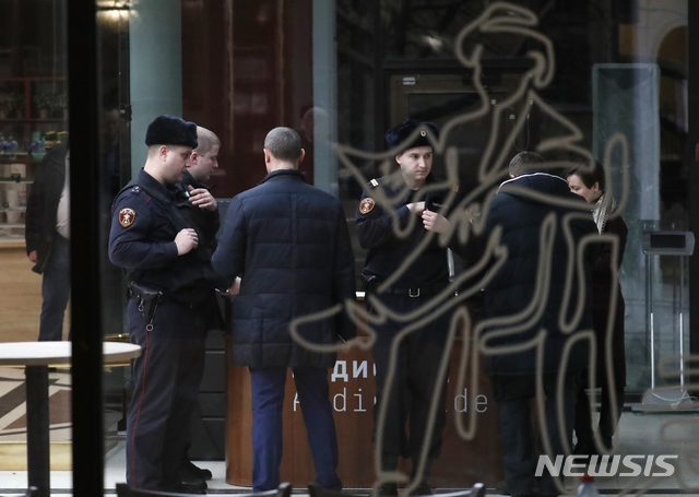 【모스크바=AP/뉴시스】 모스크바 현지 경찰들이 27일(현지시간) 트레티야코프 국립미술관에서 19세기 러시아 풍경화가 아르히프 쿠인지의 작품 '아이 페트리, 크리미아'가 도난당한 사건을 수사하고 있다. 이 작품은 16만루블(2억원) 상당의 가치를 지녔다고 박물관 관계자는 전했다. 2019.1.28