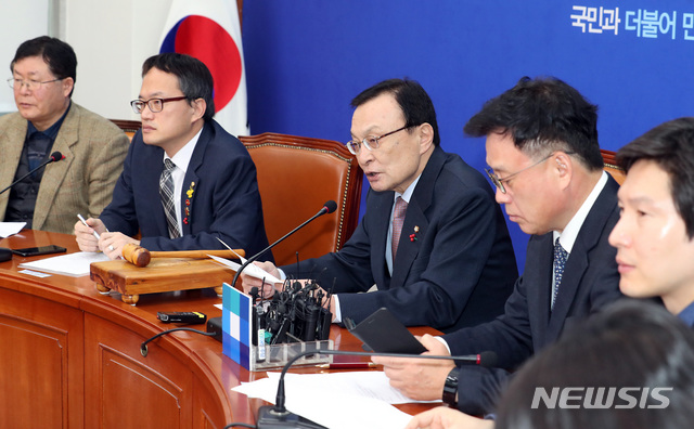 【서울=뉴시스】이종철 기자 = 28일 서울 여의도 국회에서 열린 민주당 최고위원회의에서 이해찬 대표가 모두발언을 하고 있다. 2019.01.28.jc4321@newsis.com