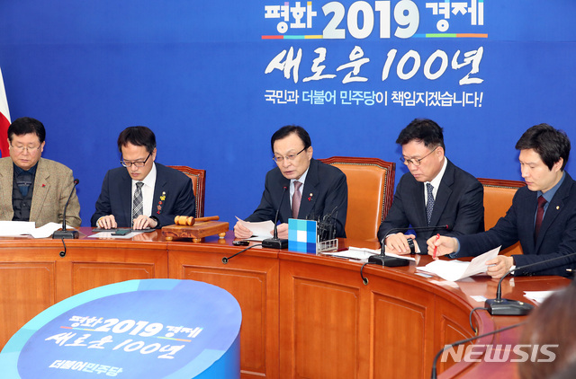 【서울=뉴시스】이종철 기자 = 28일 서울 여의도 국회에서 열린 민주당 최고위원회의에서 이해찬 대표가 모두발언을 하고 있다. 2019.01.28. jc4321@newsis.com