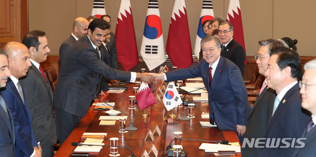 【서울=뉴시스】박진희 기자 = 문재인 대통령이 28일 청와대 본관 집현실에서 공식 방한 중인 타밈 빈 하마드 알 타니 카타르 국왕과 악수하고 있다. 2019.01.28.&nbsp; pak7130@newsis.com