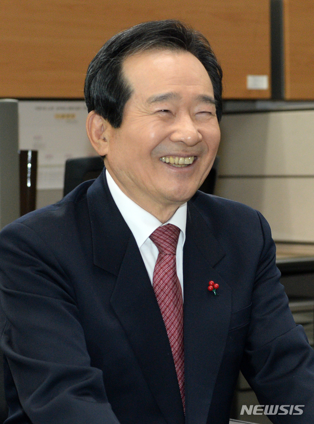 【전주=뉴시스】김얼 기자= 정세균 전 국회의장 전북지역 기자간담회가 28일 전북 전주시 전북도의회 브리핑룸에서 실시된 가운데 정세균 전 국회의장이 기자들의 질의에 답변하고 있다. 2019.01.28. pmkeul@newsis.com