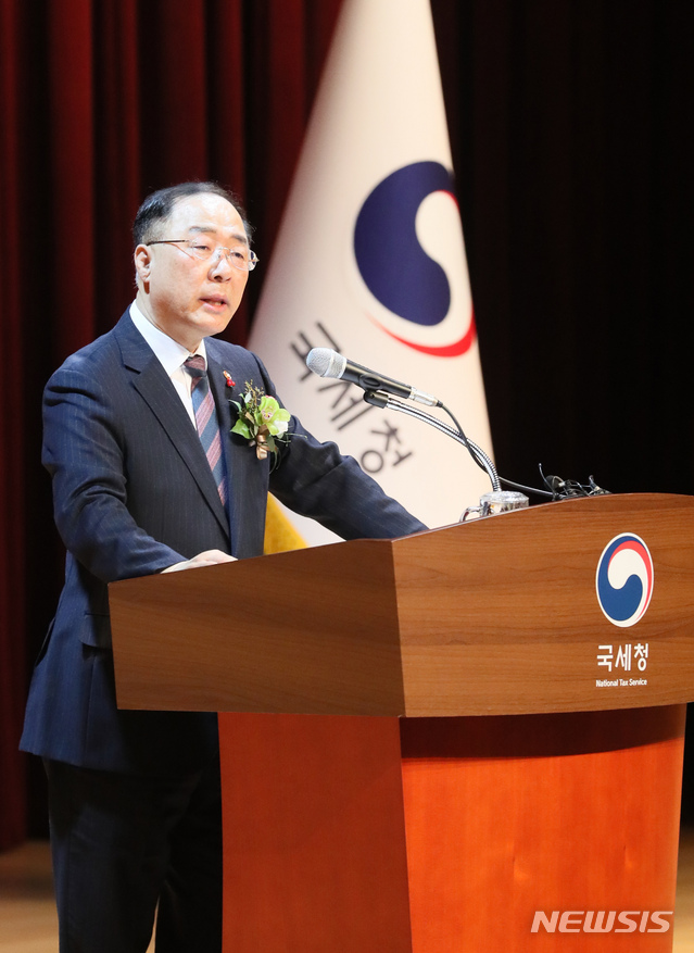 【세종=뉴시스】강종민 기자 = 홍남기 부총리 겸 기획재정부 장관이 28일 오전 정부세종2청사에서 열린 전국세무관서장회의에서 치사를 하고 있다. 2019.01.28.&nbsp; ppkjm@newsis.com