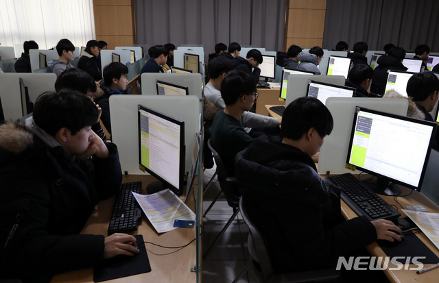 【서울=뉴시스】고승민 기자 = 올해 첫 병역판정검사가 실시된 28일 오전 서울 영등포구 서울지방병무청 제1병역판정검사장에서 피검 대상 적성검사를 하고 있다. 2019.01.28.kkssmm99@newsis.com