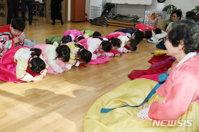 【서울=뉴시스】박미소 수습기자 = 설 연휴를 앞두고 설빔을 입은 어린이들이 28일 오전 서울 송파구 엘스아파트 경로당에서 한복을 입은 어르신들을 모시고 합동 세배를 하고 있다. 2019.01.28. misocamera@newsis.com