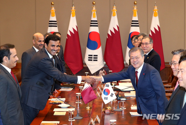 【서울=뉴시스】박진희 기자 = 문재인 대통령이 28일 청와대 본관 집현실에서 공식 방한 중인 타밈 빈 하마드 알 타니 카타르 국왕과 한-카타르 정상회담을 하고 있다. 2019.01.28.&nbsp; pak7130@newsis.com 