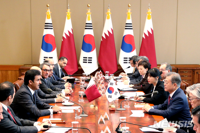 【서울=뉴시스】박진희 기자 = 문재인 대통령이 28일 청와대 본관 집현실에서 공식 방한 중인 타밈 빈 하마드 알 타니 카타르 국왕과 한-카타르 정상회담을 하고 있다. 2019.01.28.&nbsp; pak7130@newsis.com 