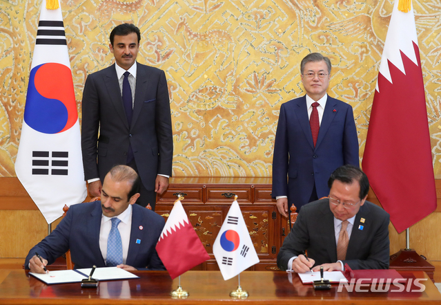 【서울=뉴시스】전신 기자 = 문재인 대통령과 타밈 빈 하마드 알 타니 카타르 국왕이 28일 청와대 본관 접견실에서 김종갑 한국전력공사 사장과 샤드 빈 셰리다 알 카비 에너지부장관의 스마트그리드 기술협력 MOU를 지켜보고 있다. 2019.01.28.&nbsp; photo1006@newsis.com