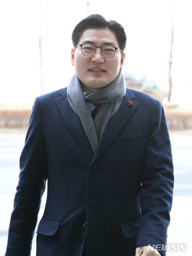 【서울=뉴시스】박미소 수습기자 = 공직선거법 위반 혐의를 받고 있는 이정훈 서울 강동구청장이 지난달 28일 서울 송파구 서울동부지법에서 열린 5차 공판에 출석하고 있다. 2019.01.28. misocamera@newsis.com