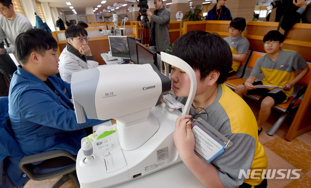 【서울=뉴시스】고승민 기자 = 28일 서울 영등포구 서울지방병무청에서 열린 올해 첫 병역판정검사에서 병역의무자들이 신체검사를 받고 있다. 2019.01.28.photo@newsis.com