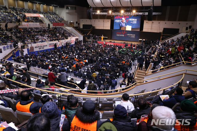 【서울=뉴시스】고승민 기자 = 28일 오후 서울 강서구 KBS아레나홀에서 경사노위 참가 여부를 안건으로 열린 민주노총 정기 대의원대회에서 참가자들이 경과보고를 경청하고 있다. 2019.01.28.kkssmm99@newsis.com