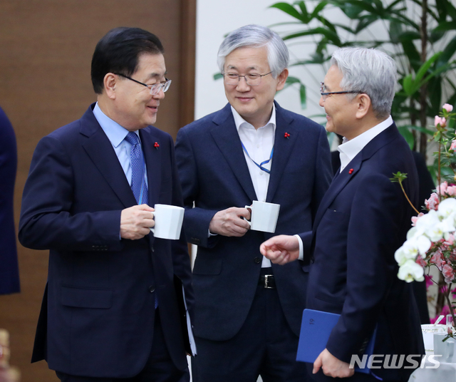 【서울=뉴시스】전신 기자 = 정의용(왼쪽부터) 국가안보실장과 남관표 전 2차장, 이상철 전 1차장의 모습. (사진=뉴시스DB). 2019.01.28.