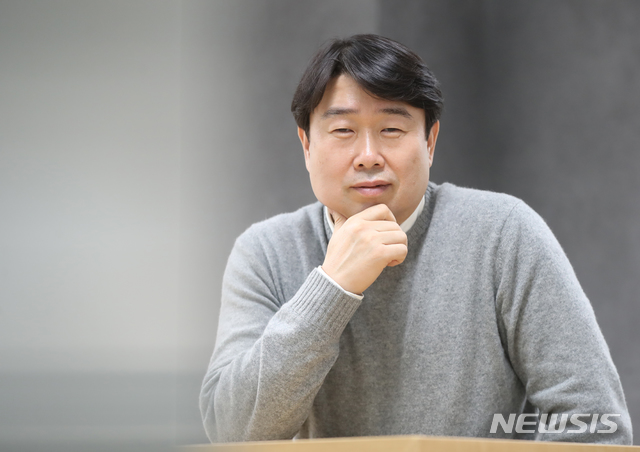 【서울=뉴시스】조수정 기자 = 넷플릭스 오리지널 시리즈 '킹덤' 제작사 에이스토리 이상백 대표가 28일 오후 서울 상암동 에이스토리에서 뉴시스와 인터뷰 하고 있다. 2019.01.28. chocrystal@newsis.com