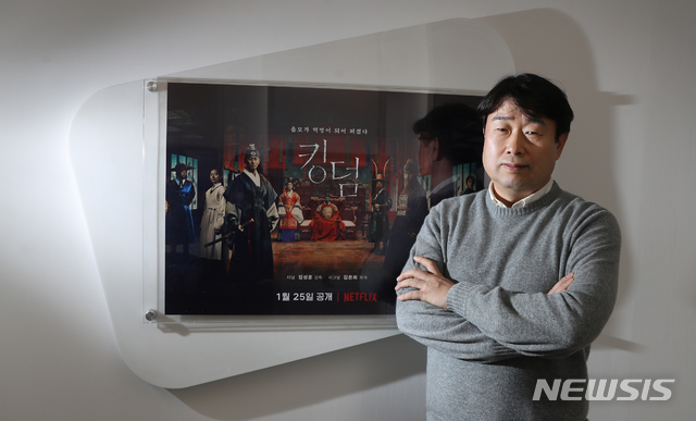 【서울=뉴시스】조수정 기자 = 넷플릭스 오리지널 시리즈 '킹덤' 제작사 에이스토리 이상백 대표가 28일 오후 서울 상암동 에이스토리에서 뉴시스와 인터뷰 하고 있다. 2019.01.28. chocrystal@newsis.com