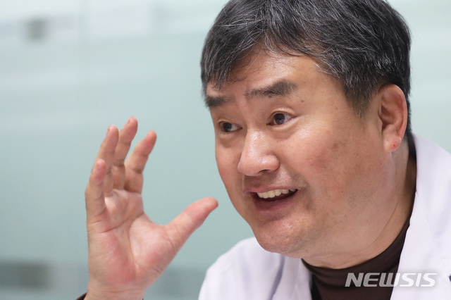 【서울=뉴시스】김병문 수습기자 = 특발성폐섬유증 치료에 효과를 보이는 혁신신약후보 물질 발견으로 국제학술지 이바이오메디신에 발표된 윤병수 박사가 28일 오후 서울 금천구 오스티오뉴로젠 연구소에서 뉴시스와 인터뷰를 하고 있다. 2019.01.28.&nbsp; dadazon@newsis.com