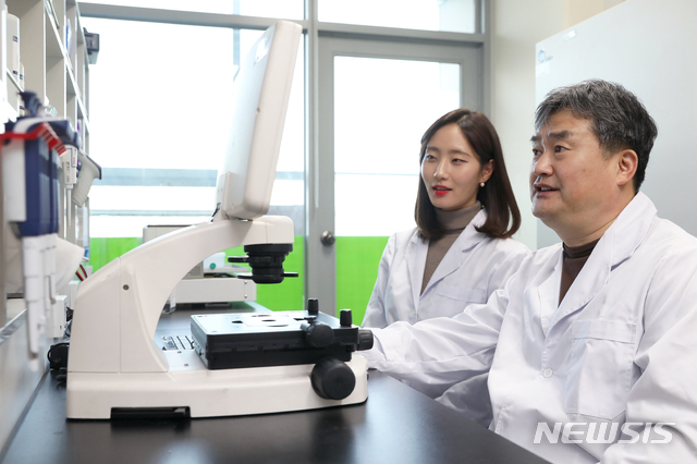 【서울=뉴시스】김병문 수습기자 = 특발성폐섬유증 치료에 효과를 보이는 혁신신약후보 물질 발견으로 국제학술지 이바이오메디신에 발표된 윤병수 박사와 맹문기 연구원이 28일 오후 서울 금천구 오스티오뉴로젠 연구소에서 인터뷰에 앞서 포즈를 취하고 있다. 2019.01.28.&nbsp; dadazon@newsis.com