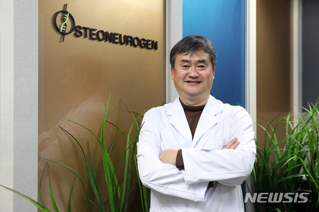 【서울=뉴시스】김병문 수습기자 = 특발성폐섬유증 치료에 효과를 보이는 혁신신약후보 물질 발견으로 국제학술지 이바이오메디신에 발표된 윤병수 박사가 28일 오후 서울 금천구 오스티오뉴로젠 연구소에서 인터뷰에 앞서 포즈를 취하고 있다. 2019.01.28.&nbsp; dadazon@newsis.com