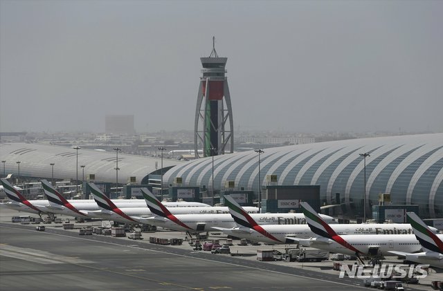 【두바이=AP/뉴시스】 7일(현지시간) BBC에 따르면 영국 런던에 거주하는 랄레 샤라베시(55)는 지난달 10일 전 남편의 장례식에 참석하기 위해 두바이 공항을 찾았다가 현장에서 체포됐다. 전남편의 부인을 "말"이라고 모욕했다는 이유에서다. 사진은 두바이 국제 공항의 모습. 2019.04.08.