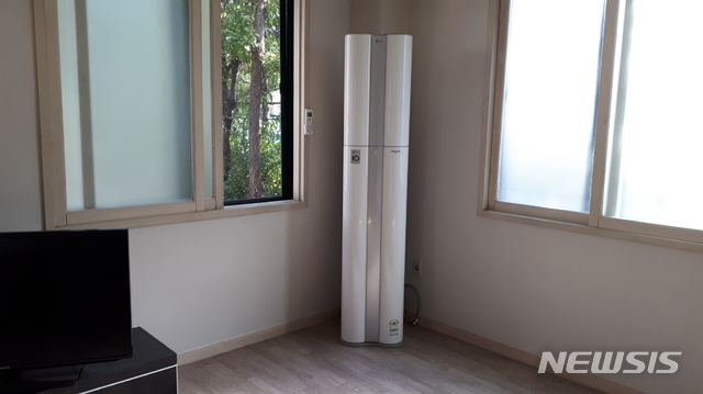 【서울=뉴시스】 강서구는 지난해 공동주택 지원사업을 통해 공동주택 경비실에 냉난방시설을 설치했다. 2019.01.29. (사진= 강서구 제공)