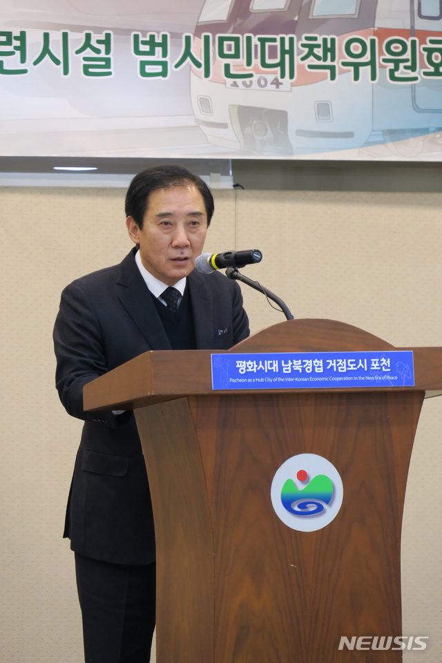 【포천=뉴시스】 이호진 기자 = 박윤국 경기 포천시장이 전철 7호선 포천 연장선 예비타당성조사 면제 확정에 대한 환영 입장을 발표하고 있다. 2019.01.29.&nbsp; asake@newsis.com 