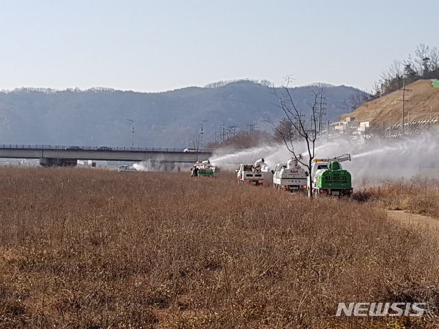 【안동=뉴시스】류상현 기자 = 지난달 28일 방역차량들이 안동시의 낙동강 둔치에서 소독 작업을 벌이고 있다. 2019.02.01 (사진=경북도 제공)  photo@newsis.com 