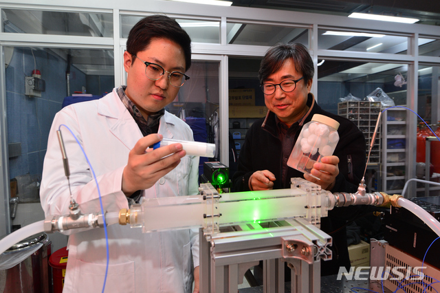 【서울=뉴시스】KIST (좌)신동호 박사와 (우)신유환 박사가 상 변화(PCM) 캡슐을 이용한 온수공급 시스템을 점검하고 있다. (사진/KIST 제공) photo@newsis.com