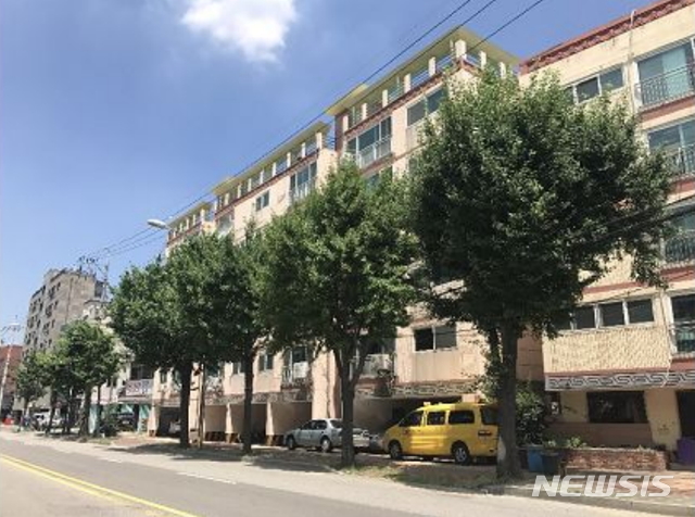 【서울=뉴시스】김가윤 기자 = 서울 송파구 삼전동 69-5 하늘공원 3층 303호가 경매에 나왔다. 2006년 10월 준공한 1개동 19가구 단지로 해당 물건은 6층 건물 중 3층이다. 전용면적은 62.4㎡, 방 3개 욕실 1개 계단식 구조다. 2019.01.30 (제공=지지옥션)