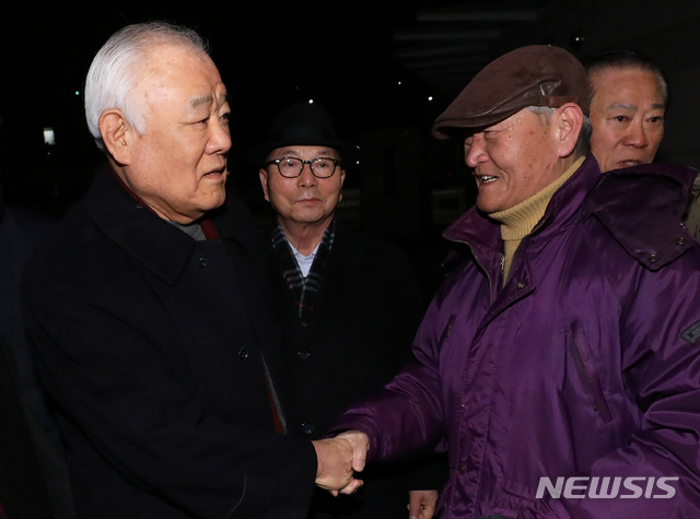 【서울=뉴시스】이윤청 수습기자 = 뇌물수수 혐의로 복역 중이었던 송광호 전 국회의원이 29일 오전 서울 송파구 동부구치소에서 4년 형기를 모두 마치고 출소하며 지지자들과 인사하고 있다. 2019.01.29. radiohead@newsis.com