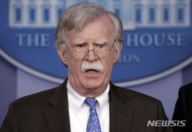 【워싱턴=AP/뉴시스】존 볼턴(왼쪽) 백악관 국가안보회의(NSC) 보좌관.