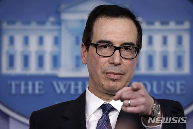 【워싱턴=AP/뉴시스】존 볼턴(왼쪽) 백악관 국가안보회의(NSC) 보좌관과 스티븐 므누신 재무장관이 28일(현지시간) 백악관에서 기자 브리핑을 하고 있다.&nbsp; 볼턴 보좌관과 므누신 장관은 니콜라스 마두로 베네수엘라 대통령을 압박하기 위해 마두로 정권의 돈줄인 국영 석유 기업 PDVSA의 자산동결과 송금 금지 등의 제재를 발표했다. 2019.01.29. 