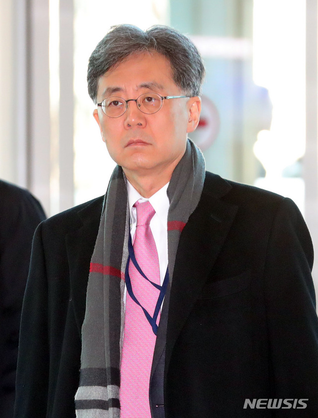 【인천공항=뉴시스】배훈식 기자 = 김현종 산업통상자원부 통상교섭본부장이 29일 오전 인천국제공항 출국장에 들어서고 있다. 김 본부장은 다음달 6일까지 미국을 방문, 수입산 자동차 232조 보고서 발표 등 통상 현안 대응에 나설 예정이다. 2019.01.29. dahora83@newsis.com