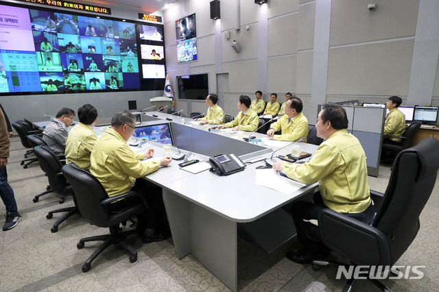 【서울=뉴시스】김병문 수습기자 = 29일 오전 서울 종로구 정부서울청사에서 '구제역 상황점검 및 대책 회의'가 열리고 있다. 설을 앞두고 경기 안성의 젖소 농가에서 발생한 구제역은 국내 처음으로 겨울에 발생됐다. 2019.01.29.&nbsp; dadazon@newsis.com