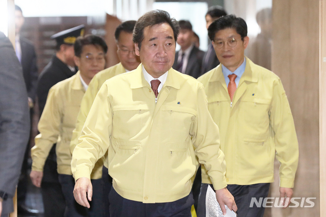 【서울=뉴시스】김병문 수습기자 = 이낙연 국무총리가 29일 오전 서울 종로구 정부서울청사에서 열린 '구제역 상황점검 및 대책 회의'에 참석해 모두발언을 하고 있다. 설을 앞두고 경기 안성의 젖소 농가에서 발생한 구제역은 국내 처음으로 겨울에 발생됐다. 2019.01.29.&nbsp; dadazon@newsis.com