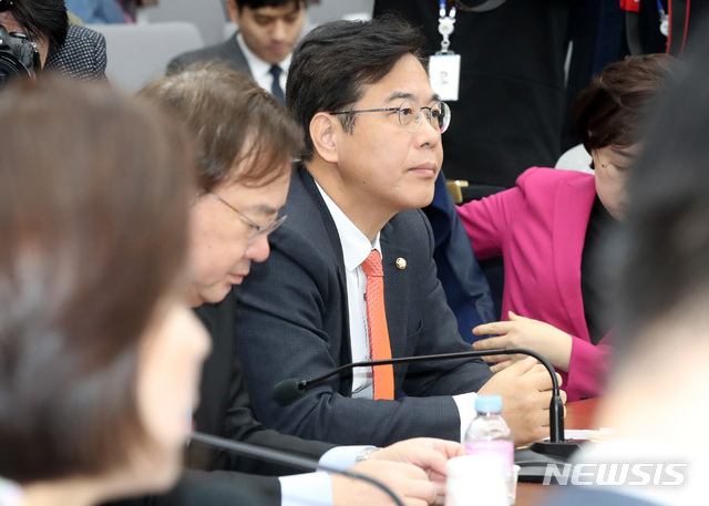 【서울=뉴시스】박영태 기자 = 29일 오전 서울 영등포구 여의도 국회에서 열린 자유한국당 원내대책회의에서 김천역 주변 상가 건물을 가족과 함께 소유한 송언석 의원이 나경원 원내대표의 발언을 듣고 있다. 2019.01.29. since1999@newsis.com