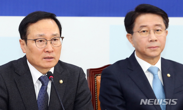 【서울=뉴시스】이종철 기자 = 29일 서울 여의도 국회에서 열린 민주당 원내대책회의에서 홍영표 원내대표가 모두발언을 하고 있다. 2019.01.29.&nbsp; jc4321@newsis.com