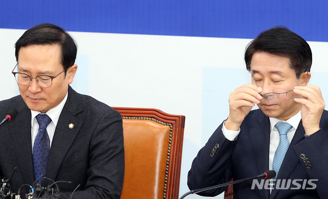 【서울=뉴시스】이종철 기자 = 29일 서울 여의도 국회에서 열린 민주당 원내대책회의에서 홍영표 원내대표와 조정식 정책위의장이 심각한 표정을 하고 있다. 2019.01.29. jc4321@newsis.com