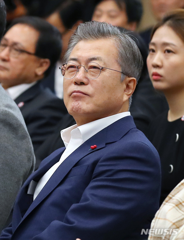 【서울=뉴시스】전신 기자 = 문재인 대통령이 29일 서울 동대문디자인플라자에서 열린 ICT 혁신과 제조업의 미래 콘서트에서 김현석 삼성리서치 소장의 CES를 통해본 미래기술 트렌드 발제를 듣고 있다. 2019.01.29.&nbsp; photo1006@newsis.com