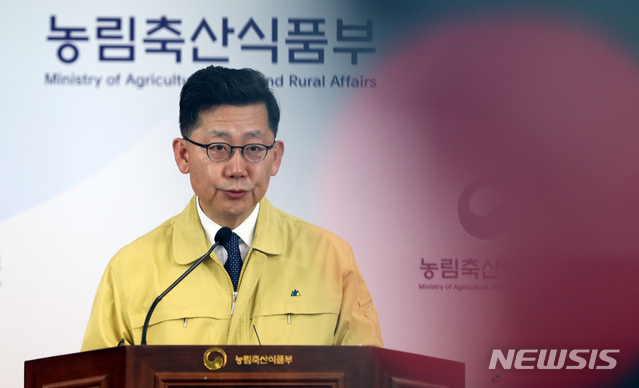 【세종=뉴시스】강종민 기자 = 김현수 농림축산식품부 차관이 29일 오전 정부세종청사에서 경기 안성 젖소농장 O형 구제역 확진에 따른 긴급방역 조치와 대책에 대해 브리핑 하고 있다. 2019.01.29.&nbsp; ppkjm@newsis.com