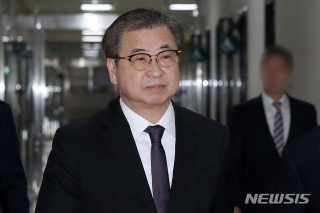 【서울=뉴시스】홍효식 기자 = 서훈 국정원장이 29일 오전 서울 여의도 국회에서 야당이 불참한 가운데 열린 정보위 전체회의에 출석하고 있다. 2019.01.29. photo@newsis.com