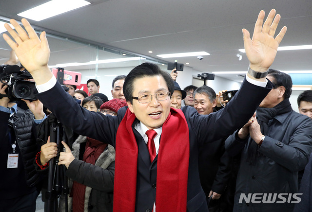 【서울=뉴시스】박영태 기자 = 황교안 전 국무총리가 29일 오전 서울 영등포구 자유한국당 당사에서 당 대표 출마 기자회견을 끝낸 후 지지자들에게 두 손을 들어 인사하고 있다. 2019.01.29.since1999@newsis.com