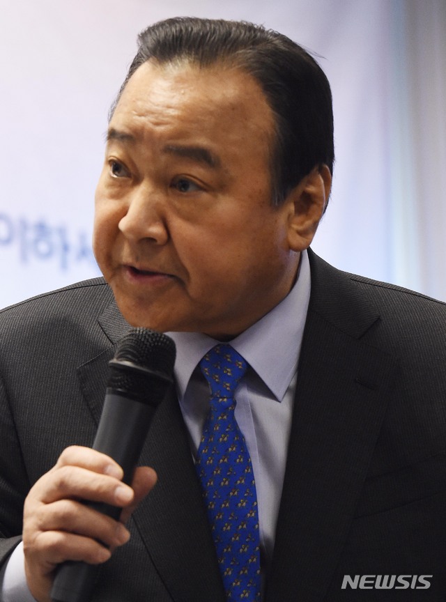 【천안=뉴시스】함형서 기자 = 이완구를 사랑하는 모임 창립 10주년 기념 신년회가 지난달 29일 오전 충남 천안시 동남구 웨딩베리컨벤션에서 열려 이완구 전 총리가 인사말을 하고 있다. 2019.01.29.foodwork23@newsis.com