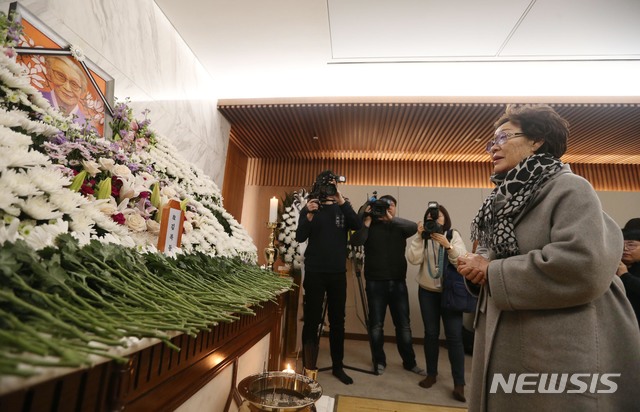 【서울=뉴시스】 조성봉 기자 = 29일 오후 서울 서대문구 세브란스 병원 장례식장 특실에 마련된 일본군 위안부 피해자 고 김복동 할머니의 빈소에서 위안부 피해자 이용수 할머니가 조문을 하고 있다. 2019.01.29.&nbsp; photo@newsis.com 