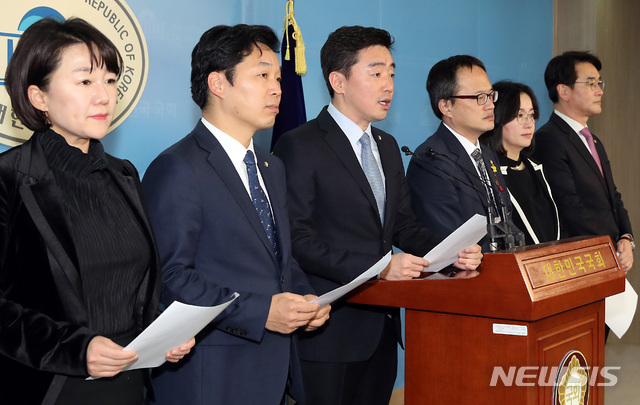 【서울=뉴시스】이종철 기자&nbsp; = 29일 서울 여의도 국회 정론관에서 더불어민주당 70년대생 국회의원들 왼쪽부터 이재정, 김병관, 강훈식, 박주민, 제윤경, 박용진 의원이&nbsp; ‘일하는 국회’ 기자회견을 하고 있다. 2019.01.29.jc4321@newsis.com